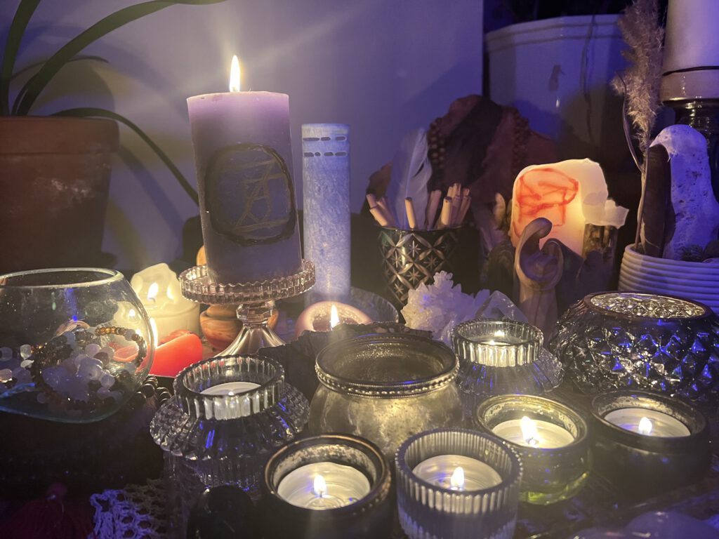 Altar mit vielen Kerzen zu Imbolc