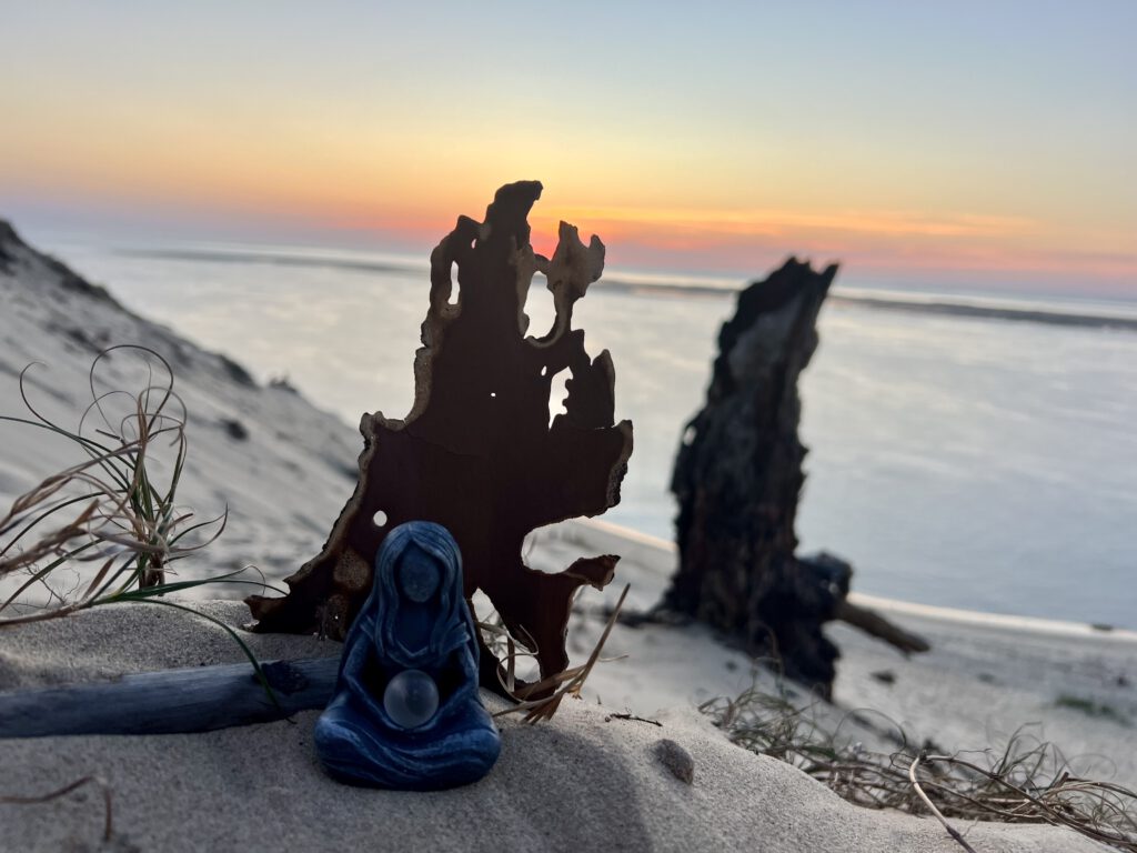 Tochter Gaias am Strand bei Sonnenuntergang