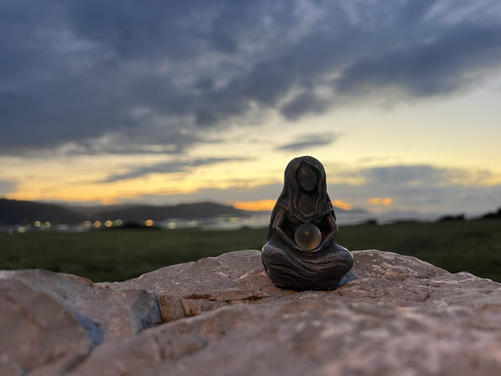 Tochter Gaias vor dem Sonnenuntergang an der Küste Bilbaos