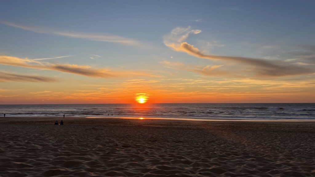 Sonnenuntergang am Strand mit schönen Wolken